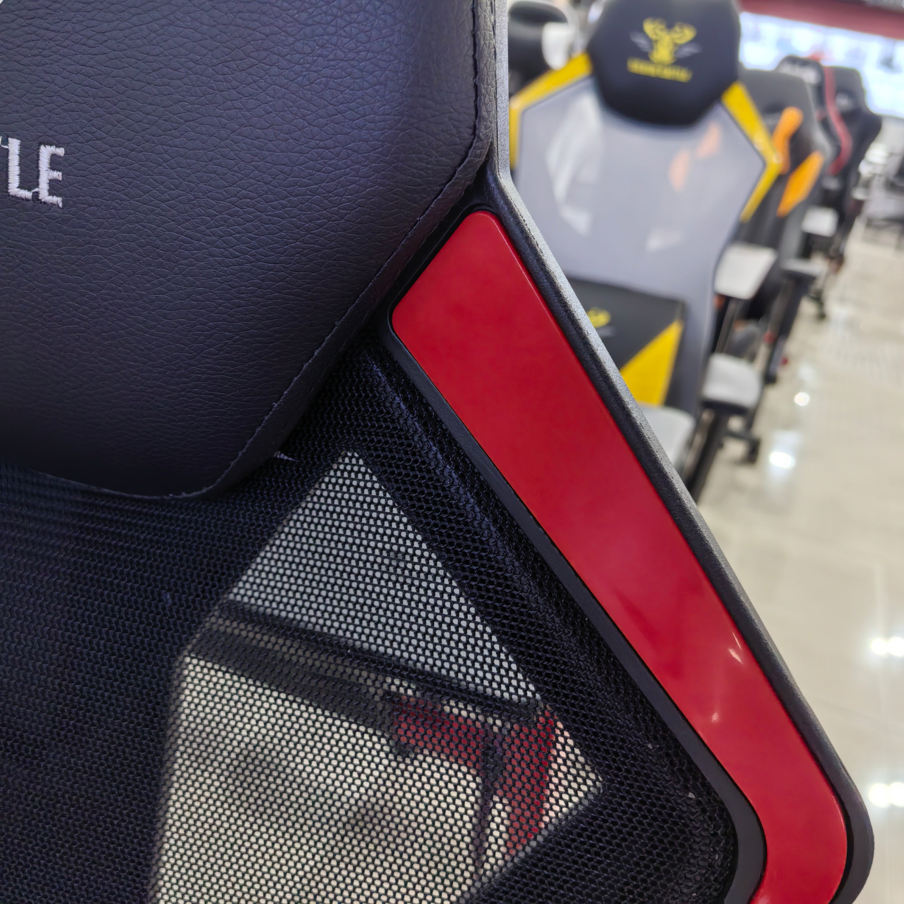 Gaming Chair Red Adjustable Height (1 Chair) LKG001GCYN | LEUKHOME