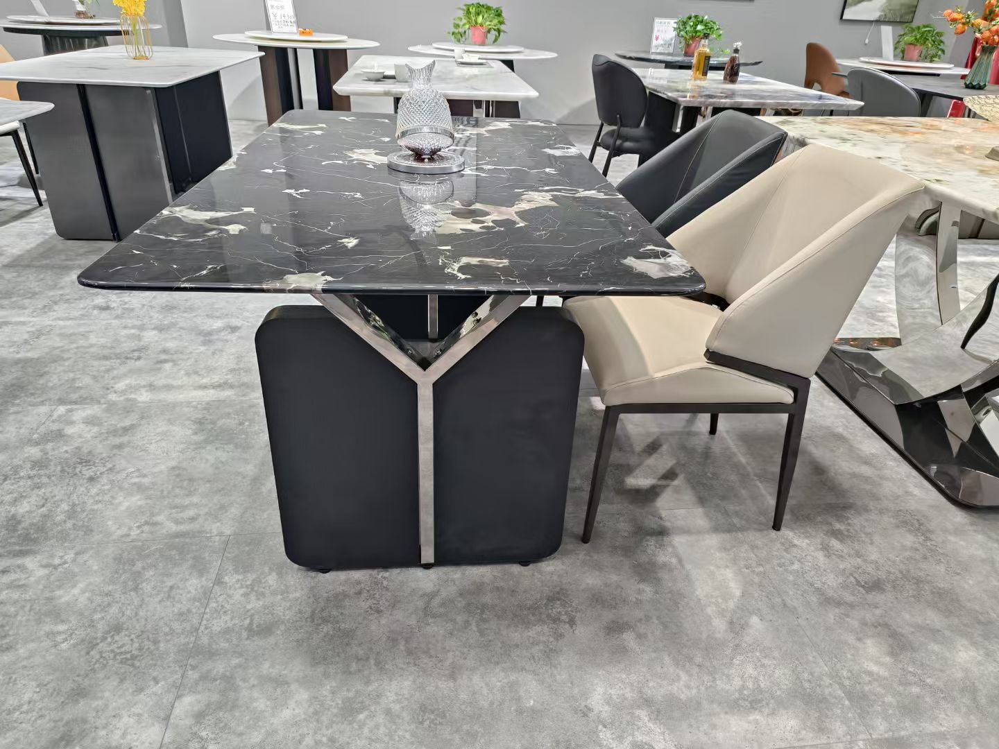 Обеденный стол Super Crystal из нержавеющей стали и дерева LKD065DTYX | LEUKHOME